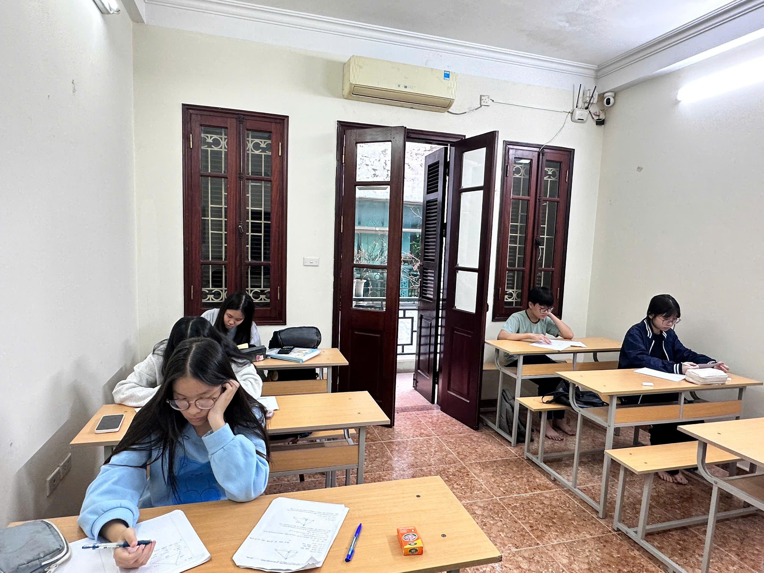 Một buổi học tại Trung tâm Luyện thi Hà Nội